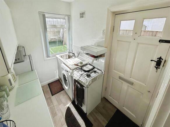 Lesmere Grove, Bradford photo 4
