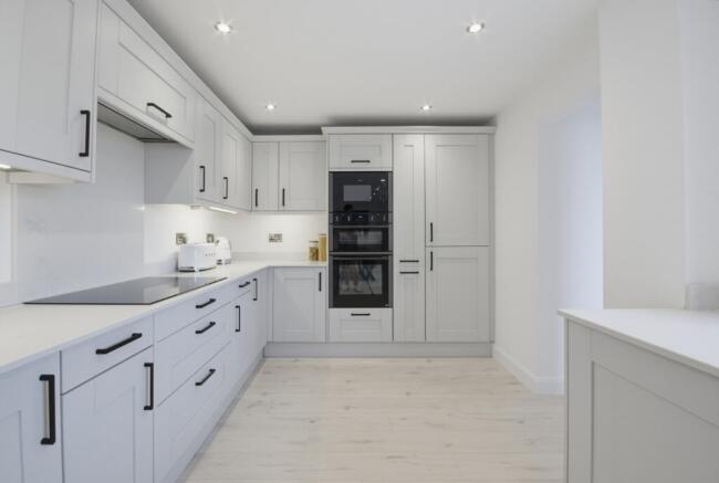 5 bed Semi-Detached for sale Image 4