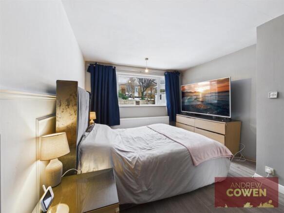 3 bed Semi-Detached Bungalow to rent Image 12