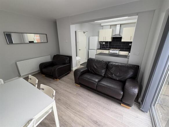 Kitchen Diner / Living Area