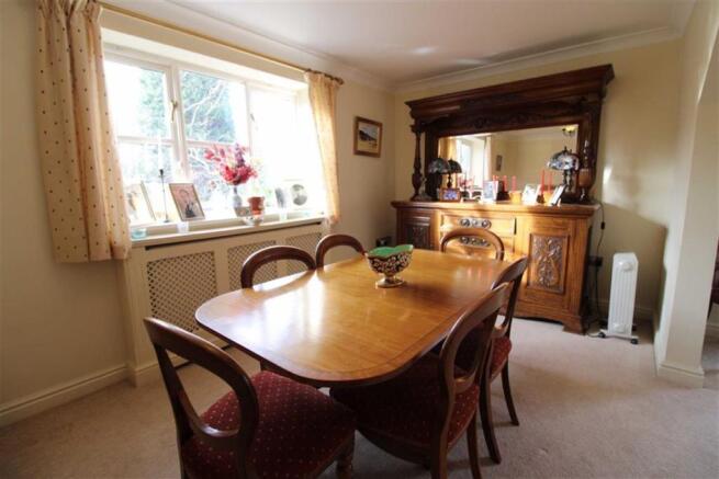 DINING ROOM (FRONT)