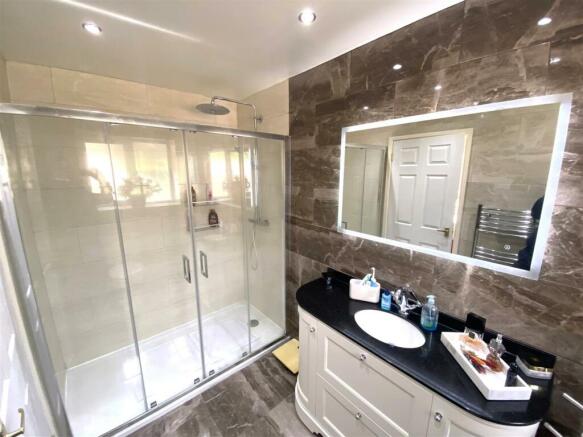 ensuite1.JPG