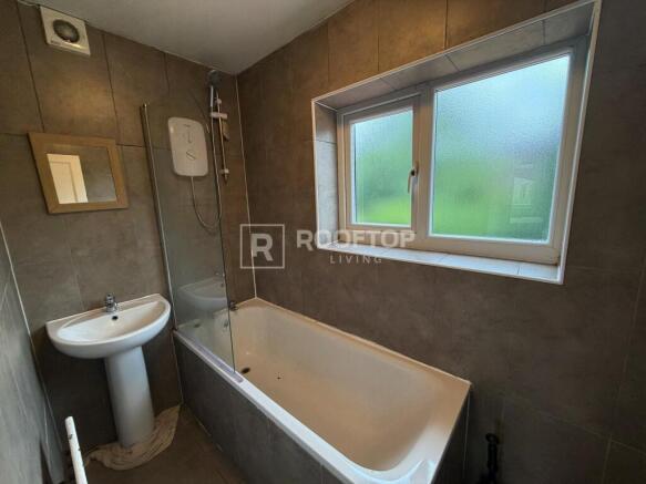 4 bed House to rent Image 12