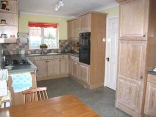 KITCHEN/BREAKFAST