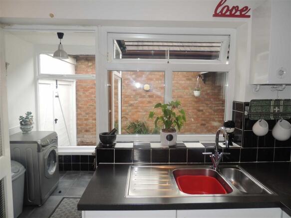 FITTED KITCHEN