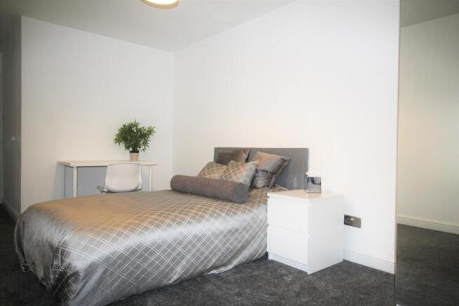 3 bed Flat to rent Image 12