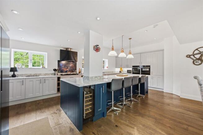 6 bed Detached for sale Image 4