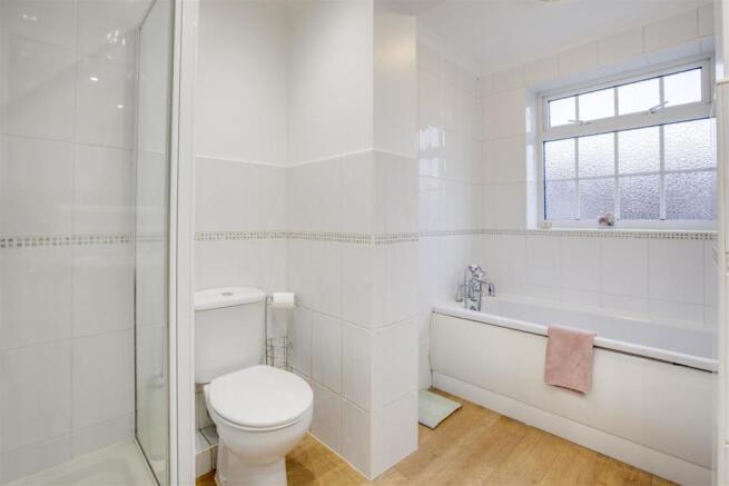 4 Selwood Way Bathroom.jpg