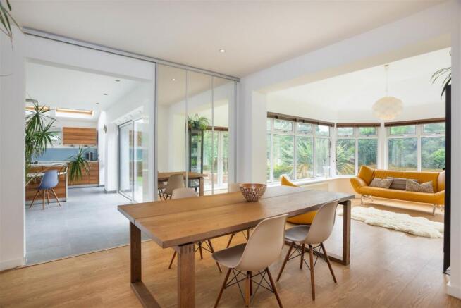 6 bed Detached for sale Image 9