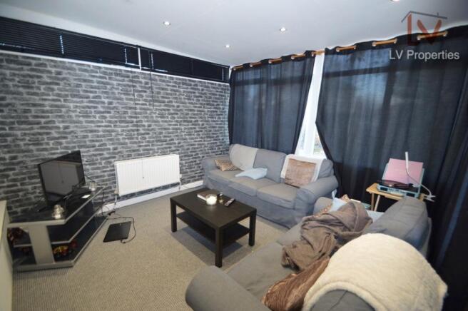 5 bed Semi-Detached to rent Image 4