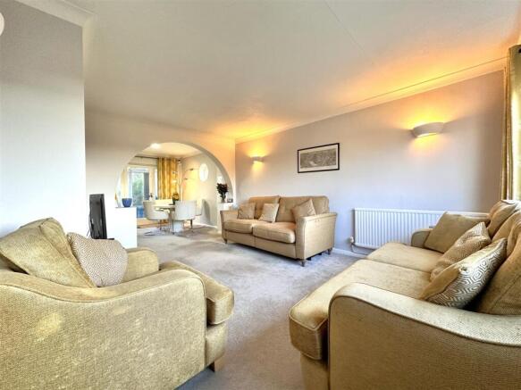 Large Living Room 042