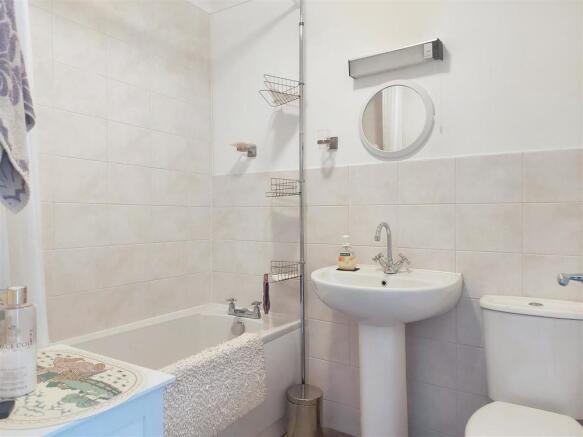 Bathroom, 25 Knockard Place, Pitlochry .jpeg