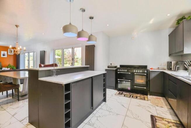 4 bed Detached for sale Image 7