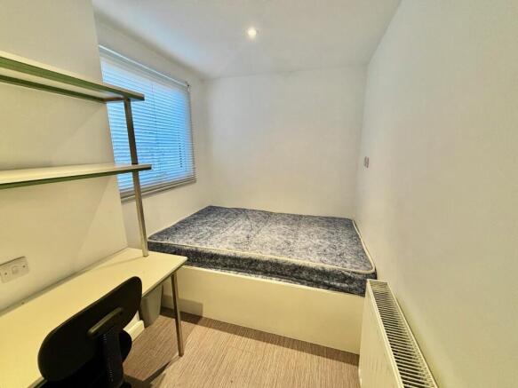4 bed House to rent Image 5