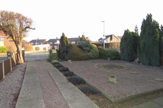 FRONT GARDEN.JPG