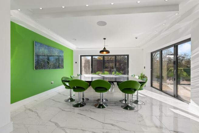 5 bed Detached for sale Image 12