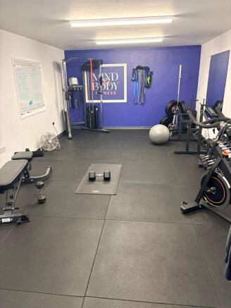 PRESENT- FITNESS STUDIO