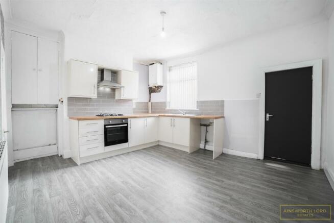 LARGE KITCHEN / DINER
