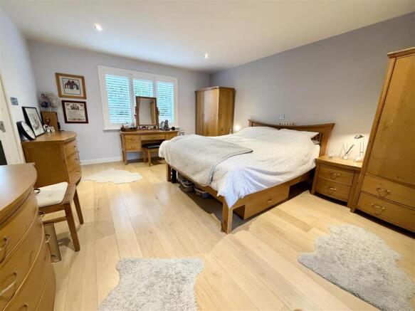 4 bed Detached Bungalow for sale Image 12