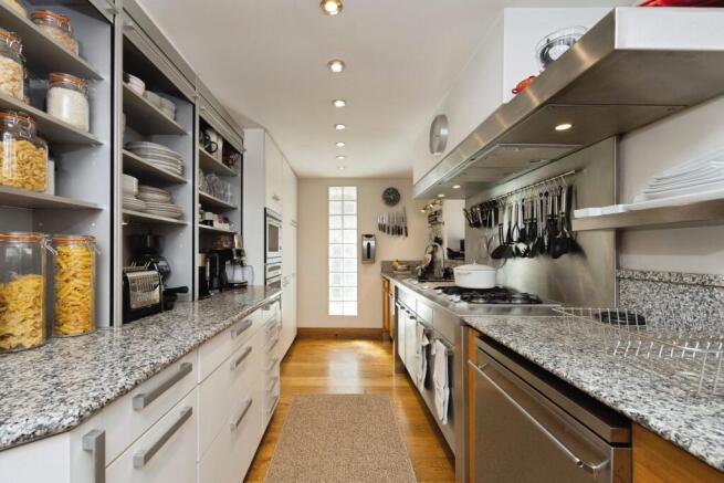 4 bed Detached for sale Image 5