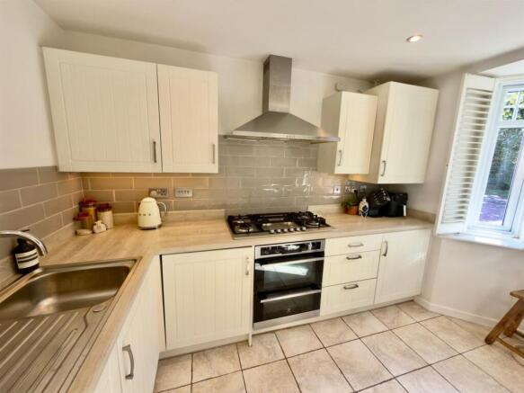 4 bed Semi-Detached to rent Image 7