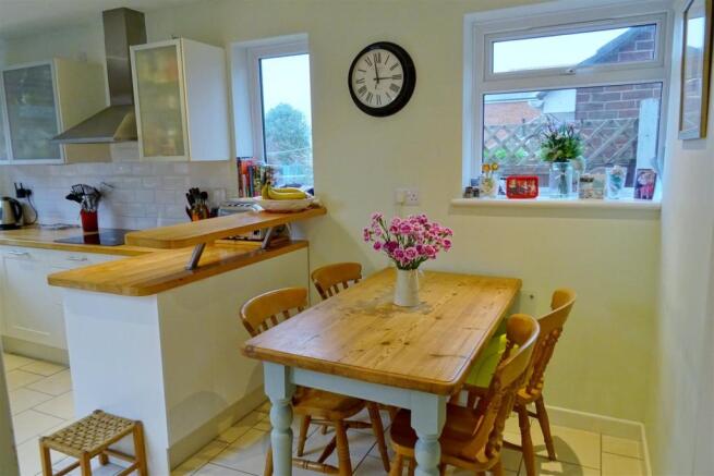 Kitchen/Breakfast Room: