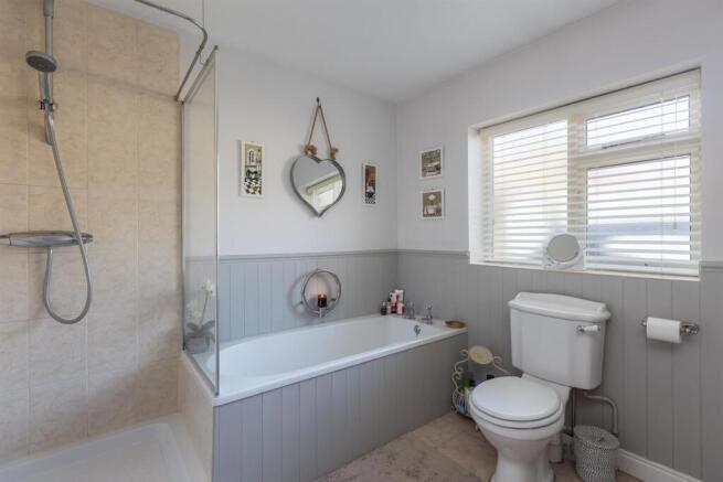 4 bed House for sale Image 11
