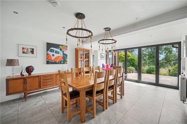 5 bed Detached for sale Image 9
