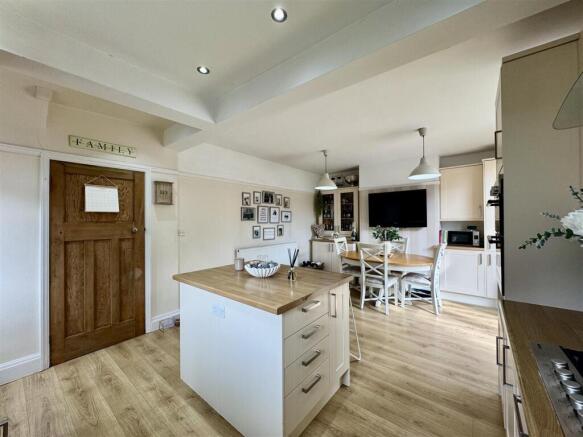 3 bed Semi-Detached for sale Image 10