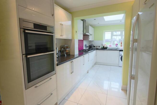 FITTED KITCHEN DINER