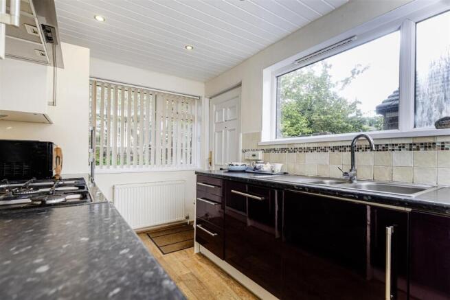 4 bed Detached for sale Image 8