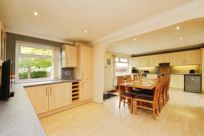 4 bed Bungalow for sale Image 7