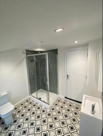 4 bed House to rent Image 9