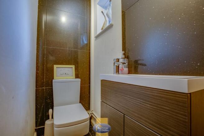 6 bed Detached for sale Image 5