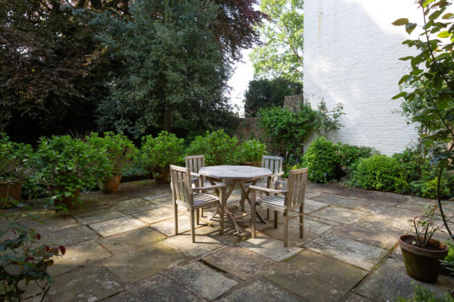 5 bed Detached for sale Image 9