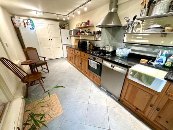5 bed Detached for sale Image 9