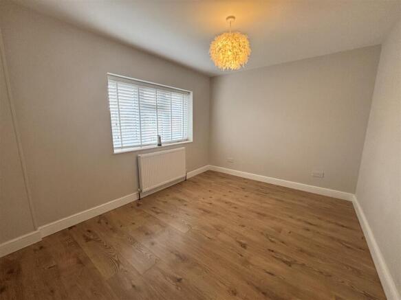 3 bed Terraced to rent Image 6