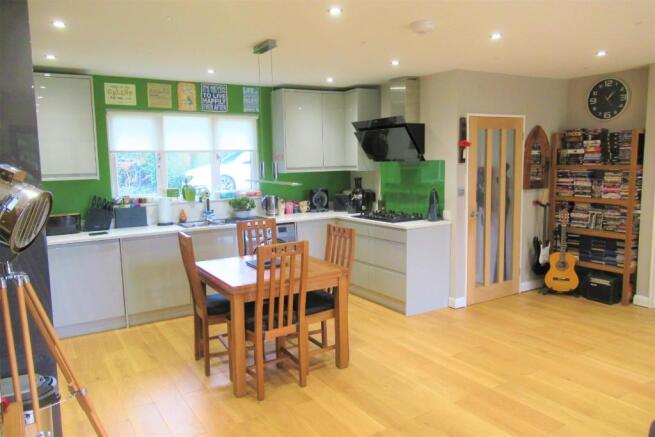 LOUNGE/DINE/KITCHEN