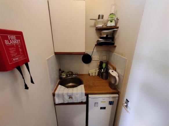 Flat 5, 31 Bekmont Road Kitchen.jpg