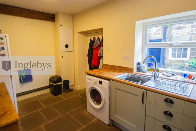 6 bed Detached for sale Image 4