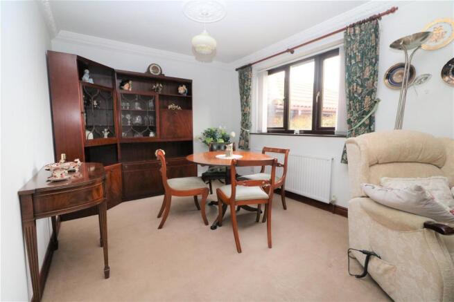 'L' SHAPED LOUNGE/DINING ROOM