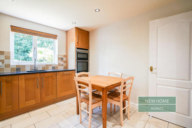 6 bed Detached for sale Image 8