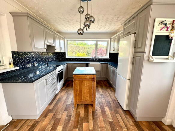 2 bed Semi-Detached Bungalow for sale Image 5