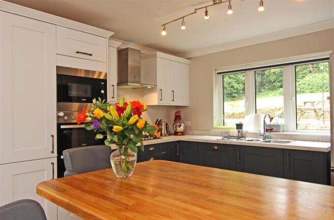 Forest Drive, Kingswood, Tadworth photo 4