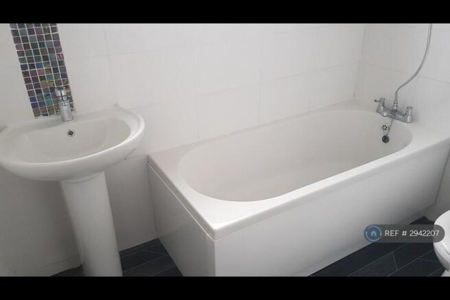 4 bed Semi-Detached to rent Image 8