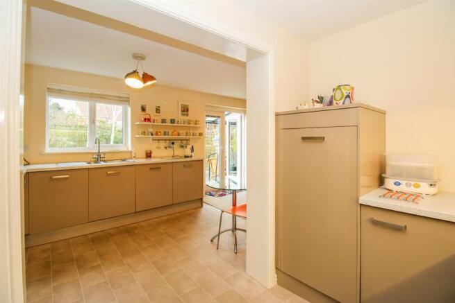 5 bed Detached for sale Image 5