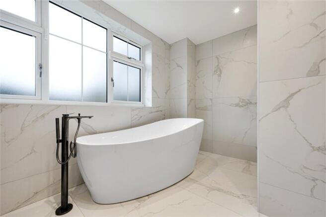 5 bed Detached for sale Image 4