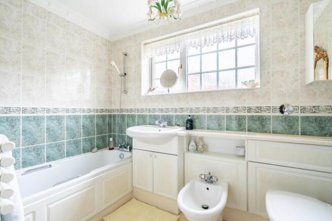 4 bed Detached for sale Image 11