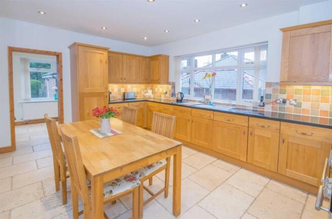 KITCHEN/BREAKFAST ROOM