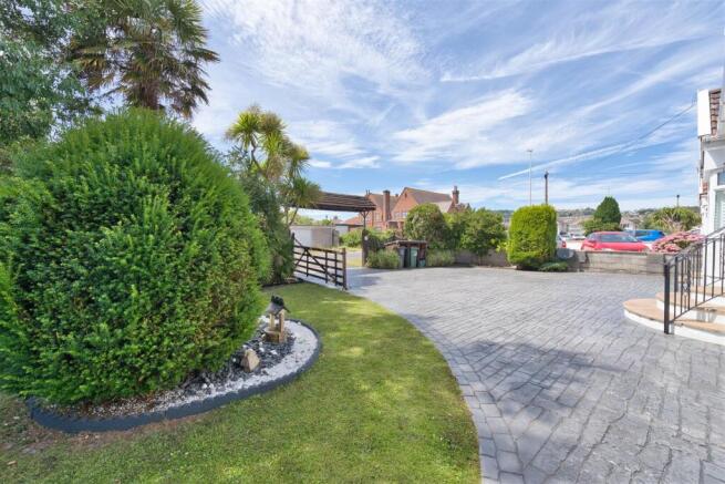 Front Garden & Driveway.jpg